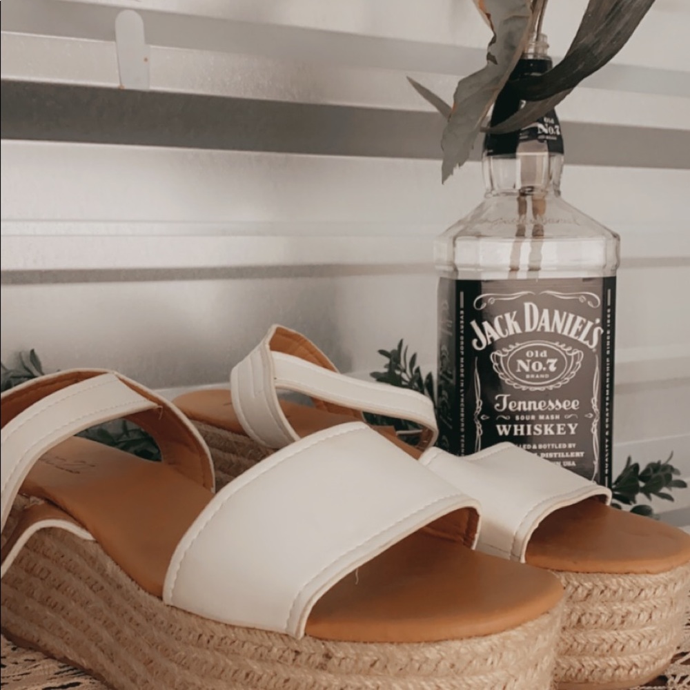 white strap platforms π€ - Picture 2 of 7